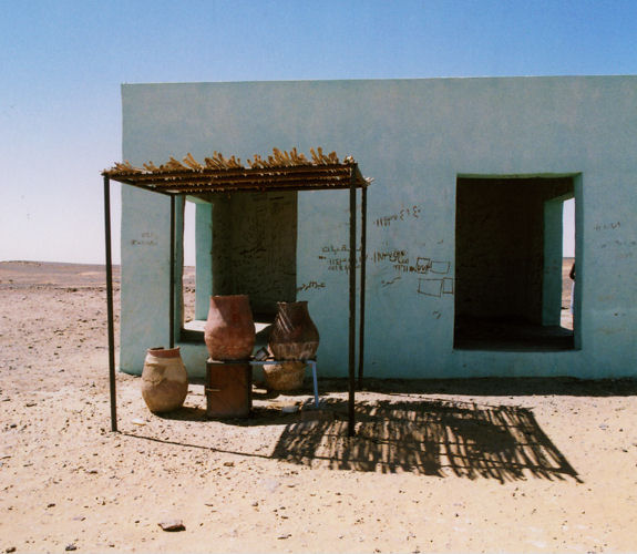 Tonkr�ge f�r Trinkwasser / Sudan