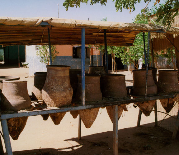 Tonkr�ge f�r Trinkwasser / Sudan