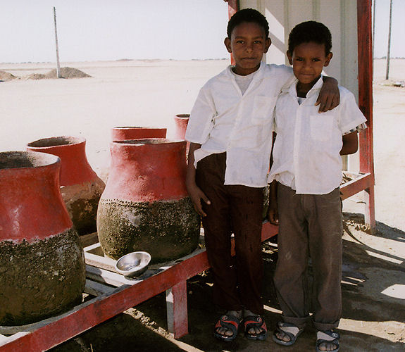 Tonkr�ge f�r Trinkwasser / Sudan