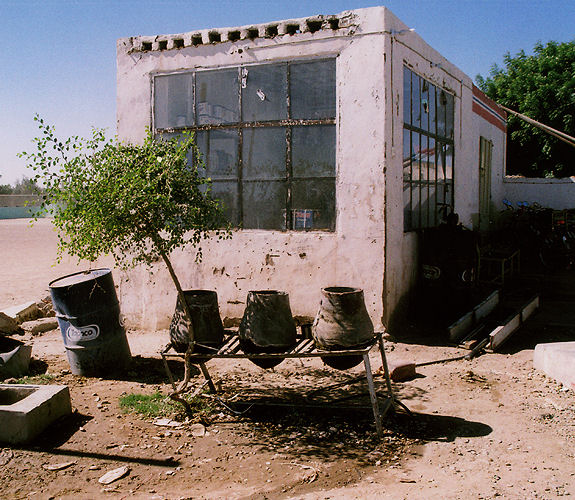 Tonkr�ge f�r Trinkwasser / Sudan