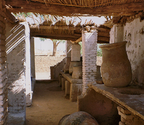 Tonkr�ge f�r Trinkwasser / Sudan