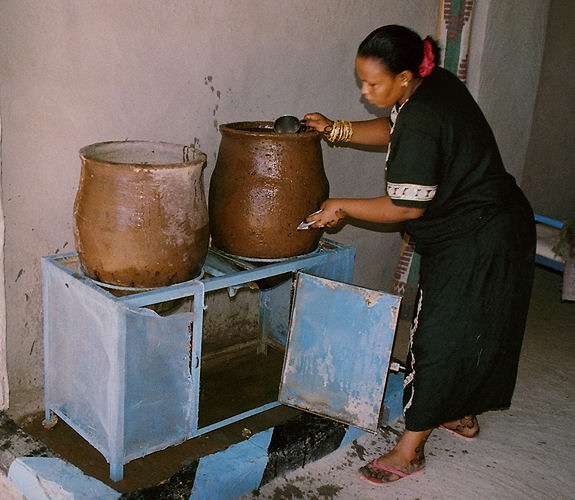 Tonkr�ge f�r Trinkwasser / Sudan