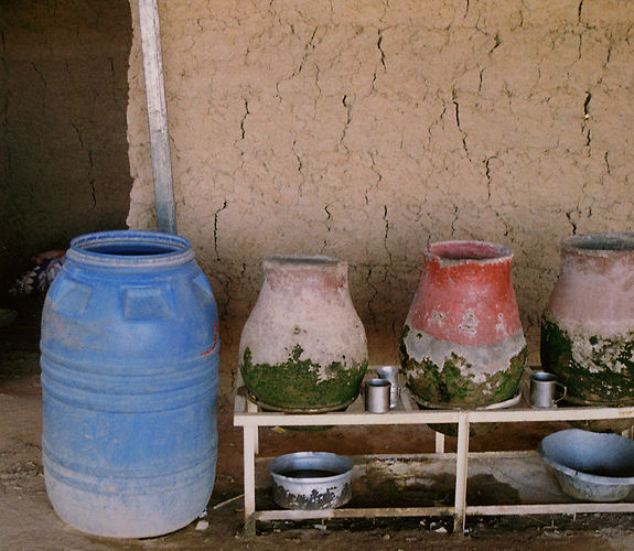 Tonkr�ge f�r Trinkwasser / Sudan